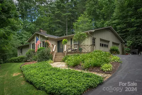 145 Larchmont Dr, Hendersonville, NC 28791