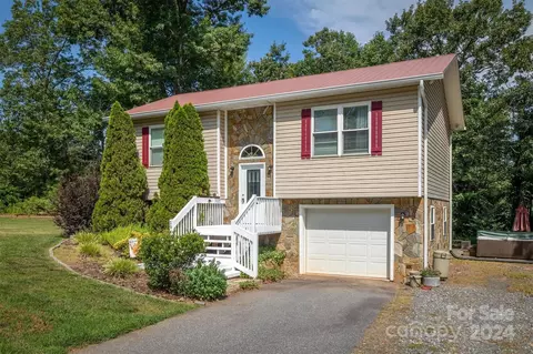 1945 Amber Oaks Dr, Morganton, NC 28655