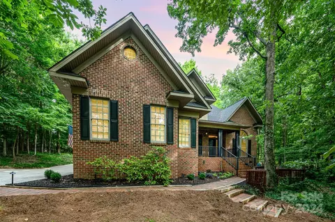 8215 Knollwood Ct, Charlotte, NC 28213