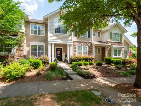 8012 Lynwood Sq, Waxhaw, NC 28173
