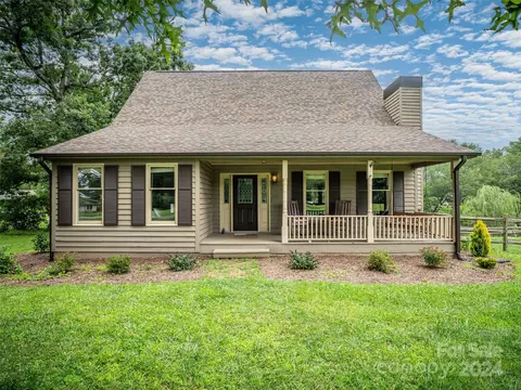 4 Amber Dr, Horse Shoe, NC 28742