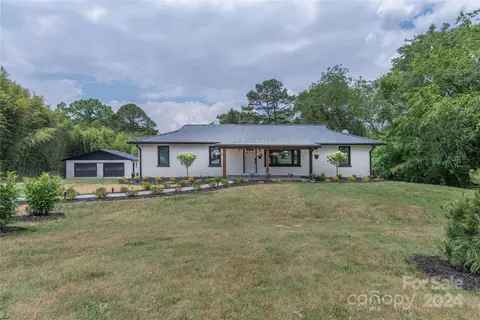 1045 N Canton Rd, Canton, NC 28716