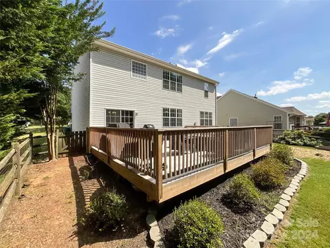 Exterior - 15904 Circlegreen Dr, Charlotte, NC 28273 photo 4 of 9