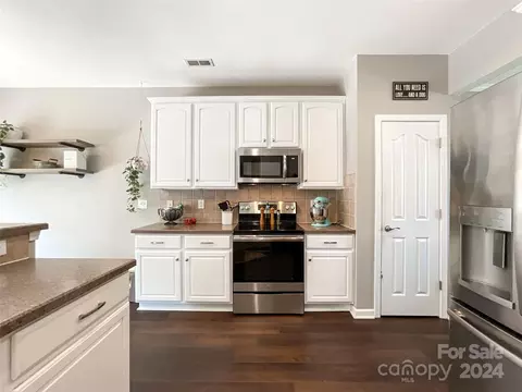 Kitchen - 15904 Circlegreen Dr, Charlotte, NC 28273 photo 2 of 2