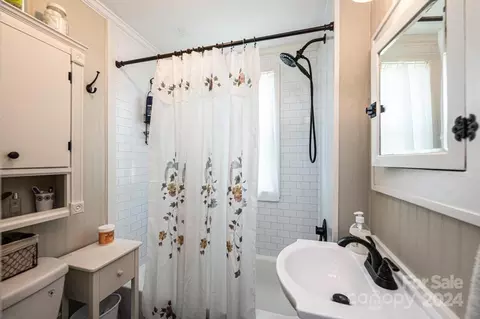 Bath - 914 1st S Ave S, Conover, NC 28613 photo 1 of 2