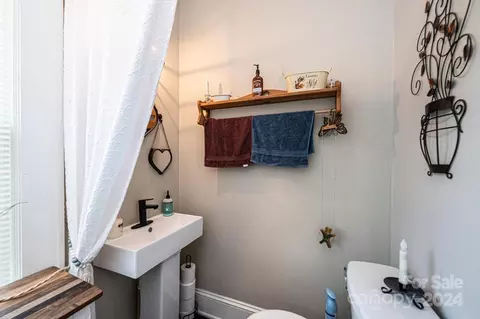 Bath - 914 1st S Ave S, Conover, NC 28613 photo 2 of 2