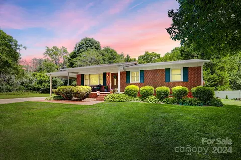 211 W Edison Dr, Statesville, NC 28625