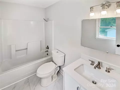 Bath - 802 Edgehill Dr, Monroe, NC 28110 photo 1 of 2