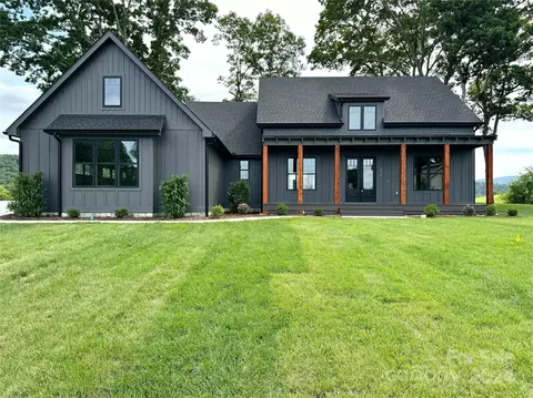 374 Mavrick Dr, Mills River, NC 28759