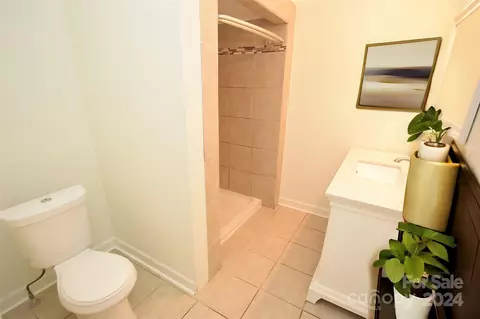 Bath - 525 Mitchell Ave, Salisbury, NC 28144 photo 1 of 2
