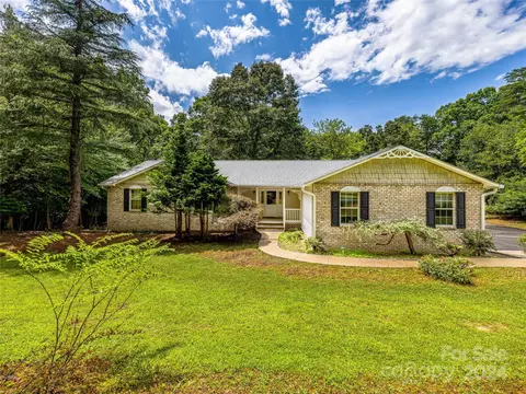 4 Leibestraum Dr, Horse Shoe, NC 28742