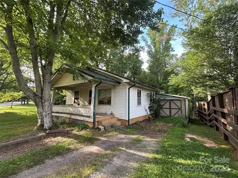 94 Starnes Cove Rd, Asheville, NC 28806
