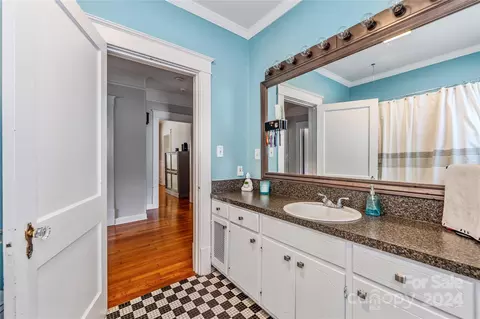 Bath - 401 Mitchell Ave, Salisbury, NC 28144 photo 1 of 4