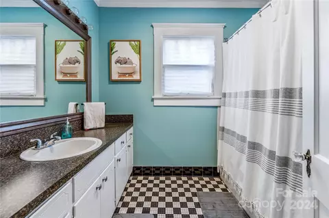 Bath - 401 Mitchell Ave, Salisbury, NC 28144 photo 2 of 4
