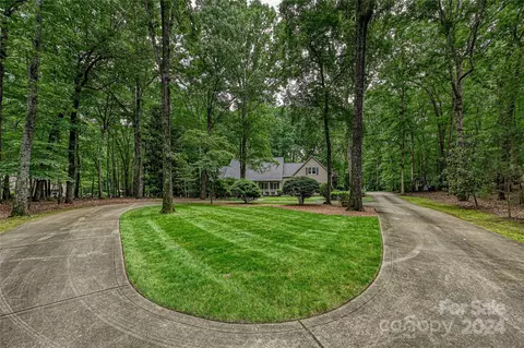 200 Wellington Dr, Matthews, NC 28104