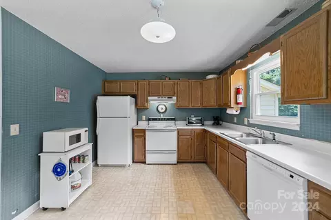 Kitchen - 108 Cedar Cir, Salisbury, NC 28147 photo 2 of 4