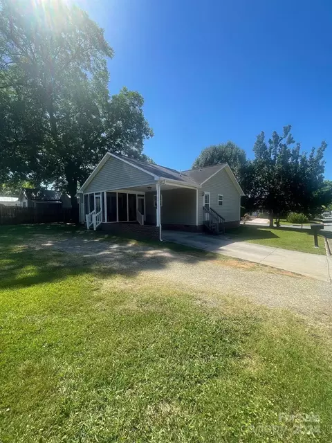 409 W Market St, Graham, NC 27253