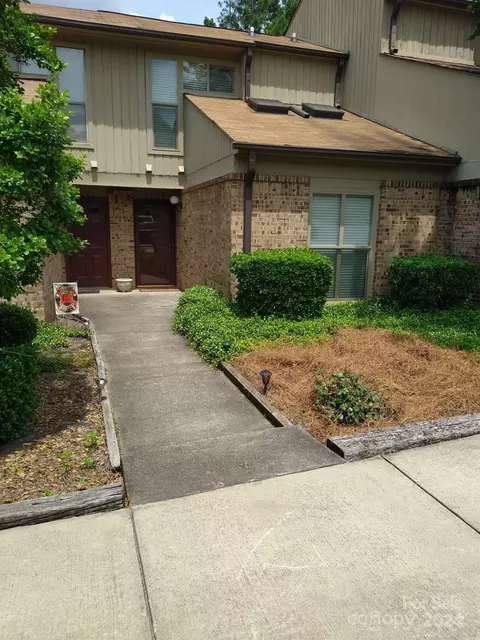 8023 Charter Oak Ln, Charlotte, NC 28226