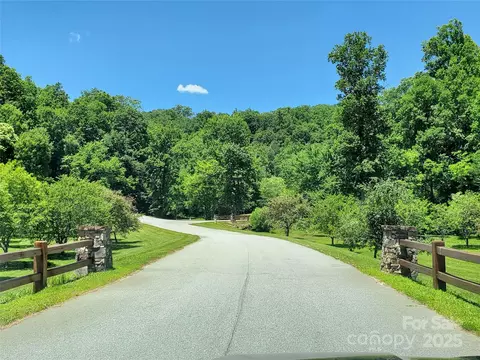 307 Summer Orchard Dr, Hendersonville, NC 28792
