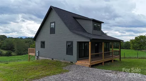 8 Rocking Chair Ln, Leicester, NC 28748