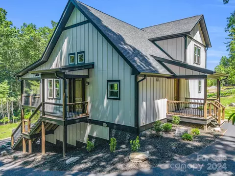 95 Adger Dr, Hendersonville, NC 28739