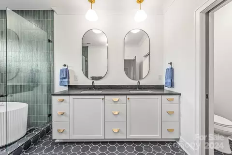 Bath - 4334 Castleton Rd, Charlotte, NC 28211 photo 4 of 6