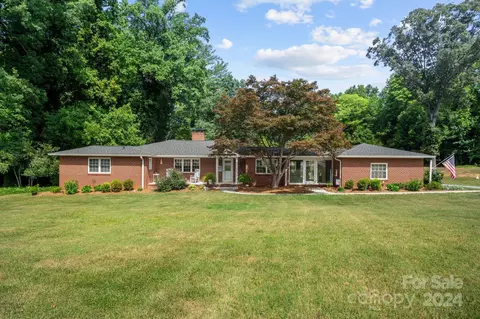6745 Yadkinville Rd, Pfafftown, NC 27040
