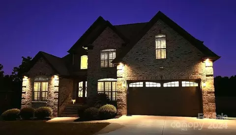 5147 Meadow Park Ln, Hickory, NC 28602