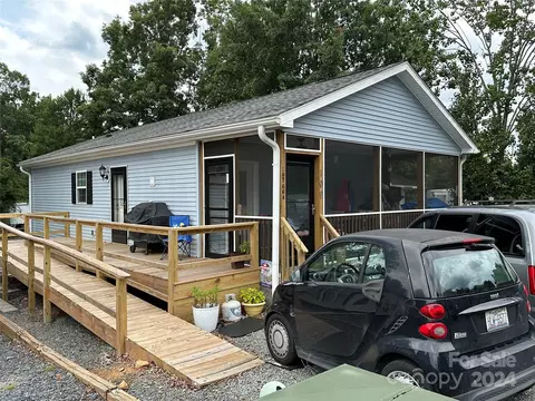 109 S Cardinal Dr, New London, NC 28127