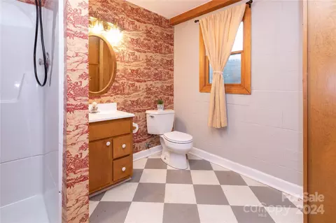 Bath - 571 Bill Holbert Rd, Tryon, NC 28782 photo 4 of 4
