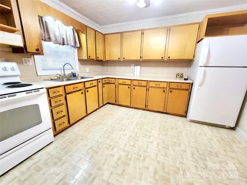 3004 Goble Rd, Hiddenite, NC 28636 photo 2