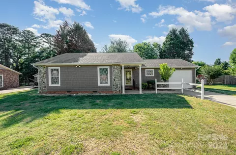 2520 Pine Forest Dr, Gastonia, NC 28056