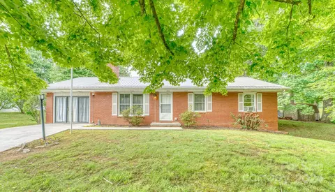 13 Dixon Ct, Candler, NC 28715