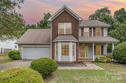 8913 High Chase Ln, Charlotte, NC 28273