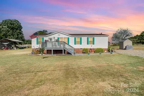 107 Riverfield Dr, Statesville, NC 28625