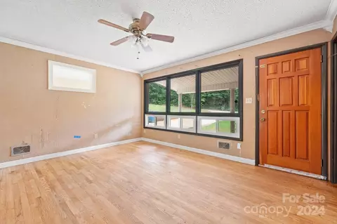 Living - 1099 Mini Dr, Conover, NC 28613 photo 2 of 6