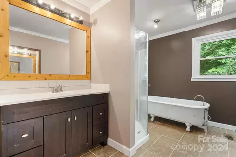 Bath - 1099 Mini Dr, Conover, NC 28613 photo 2 of 3