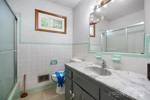 Bath - 1099 Mini Dr, Conover, NC 28613 photo 1 of 3