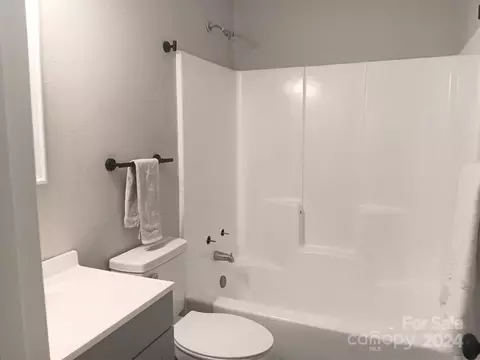 Bath - 13812 Dansington Ct, Pineville, NC 28134 photo 2 of 2