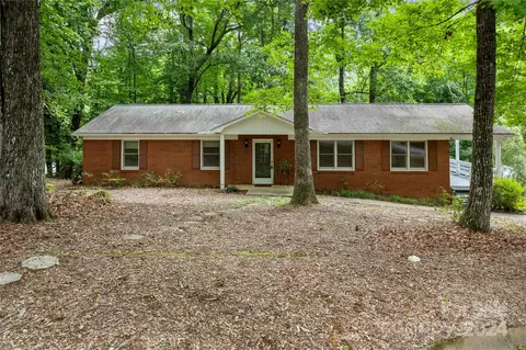 249 Foxhunt Ln, Hendersonville, NC 28791