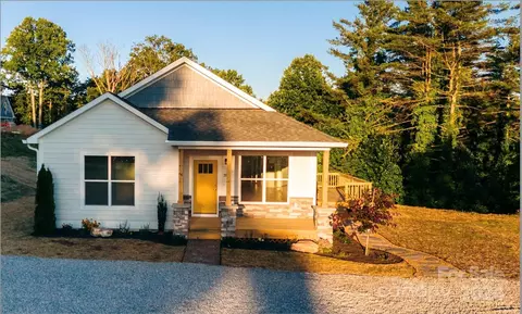 590 Overlook Dr, Spruce Pine, NC 28777