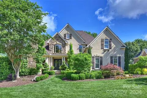 9308 Whispering Wind Dr, Charlotte, NC 28277