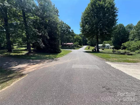 100 Crestview 25 Ln #25, Morganton, NC 28655 photo 3