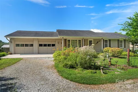 50 Lofty Pine Ln, Mills River, NC 28759