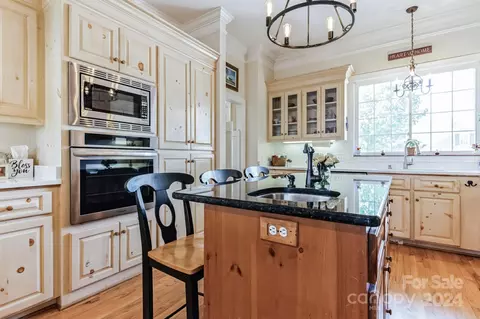 Kitchen - 324 Whiteplains Pl, Gilbert, SC 29054 photo 3 of 5