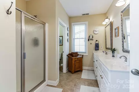 Bath - 324 Whiteplains Pl, Gilbert, SC 29054 photo 2 of 3
