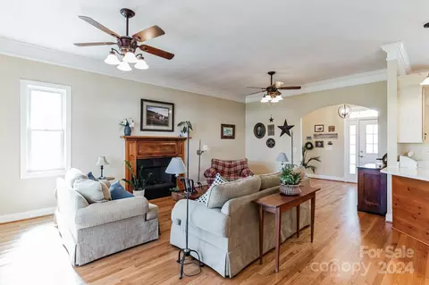 Living - 324 Whiteplains Pl, Gilbert, SC 29054 photo 1 of 3