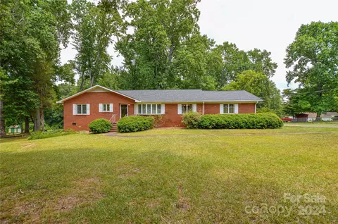 8216 Denbur Dr, Charlotte, NC 28215