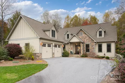 471 Pinnacle Peak Ln, Flat Rock, NC 28731