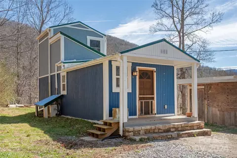 220 Riddle Rd, Swannanoa, NC 28778